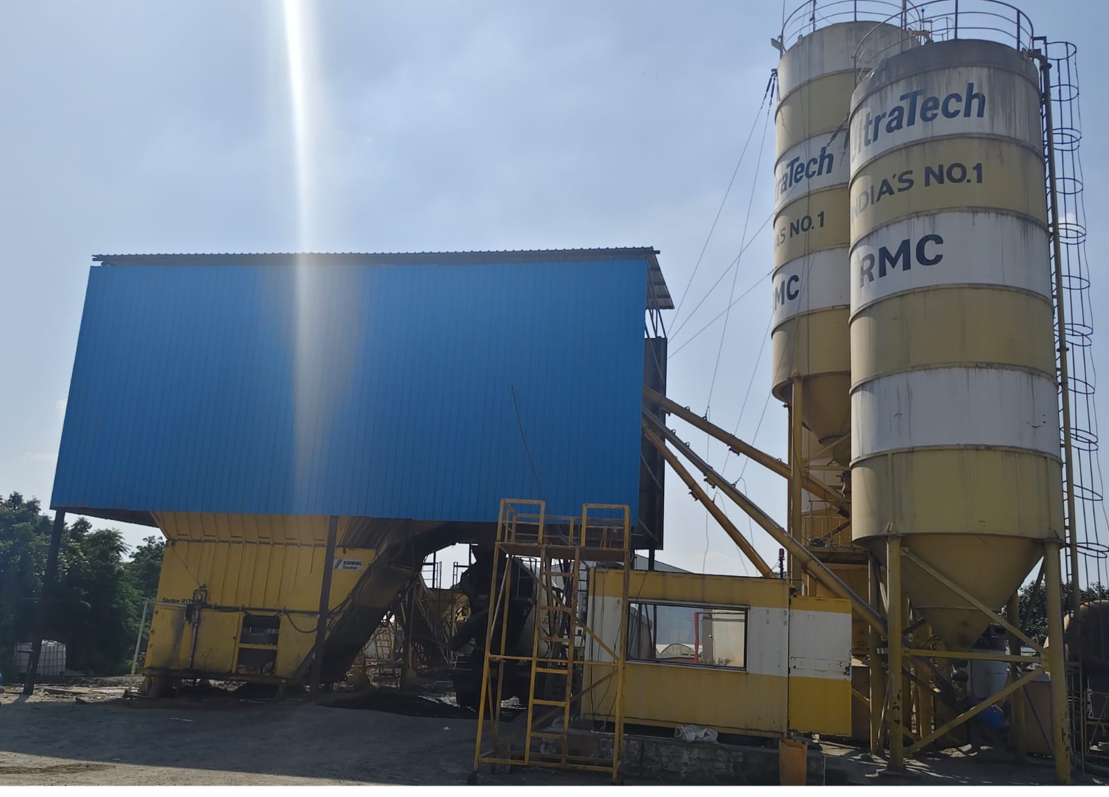 Batching plant with aggregate bins and cement silos
